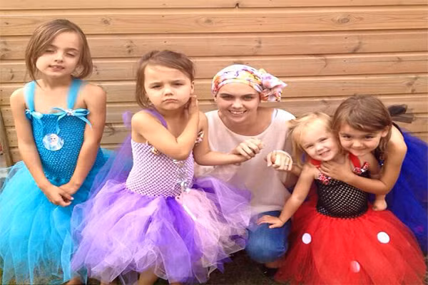 Cô Sharon Evans 28 tuổi phát hiện bệnh bạch cầu cấp tính chỉ 2 tháng sau khi kết hôn với anh Leigh. Họ có với nhau 4 đứa con nhỏ, Jodie, 8 tuổi, Libby, 6 tuổi, Nancy, 5 tuổi, và Rosalie 2 tuổi.