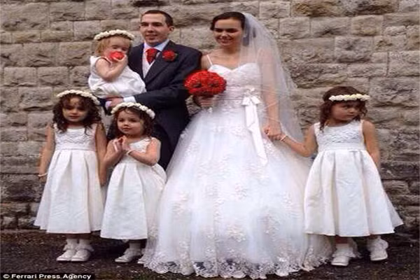 Ngay khi vợ chồng trẻ biết tin vợ bị ung thư, họ bị sốc nặng và thế giới như đảo lộn. Họ không biết dùng cách nào để thông báo với những đứa con còn rất nhỏ về bệnh tình của mẹ. Thế nhưng, anh Leigh phát hiện các bé đang vẽ cuốn sách hình ảnh về mẹ. Họ thật sự xúc động. Anh cho hay, hai vợ chồng đã tham khảo ý kiến của chuyên gia tâm lý để nói chuyện với con về bệnh của mẹ. Nhưng khi đọc câu chuyện các con, vợ chồng anh hiểu rằng, bọn trẻ nhận ra nhiều điều hơn người lớn nghĩ.