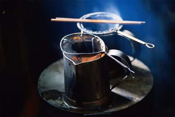 5. Cà phê luộc kiểu Norway. Cà phê pha kiểu này được yêu thích ở Norway và các nước trên bán đảo Scandinavia. Cũng tương tự như cà phê Thổ Nhĩ Kỳ, người ta luộc bột cà phê trong 10 phút, chỉ khác là người ta sử dụng bột cà phê xay thô và hạt cà phê chỉ được rang sơ, không kỹ. Khoảng 2 thìa cho 1 ly cà phê. Người uống cũng phải ngồi đợi đến khi bột cà phê lắng xuống mới uống được.