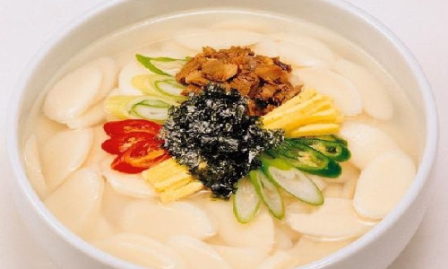 Người Hàn Quốc quan niệm, ngày đầu năm ăn “tteokguk” có ý nghĩa nghênh tiếp ánh sáng mặt trời; từ bỏ cái cũ và đón lấy cái mới, vạn vật hồi sinh, đem lại may mắn. Ảnh: thichnauan