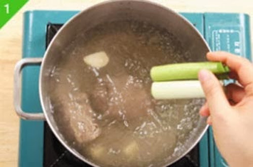 Thịt bò sau khi hầm kỹ, lọc nước bằng vải cotton và để riêng phần thịt bò. Ảnh: thucpham360