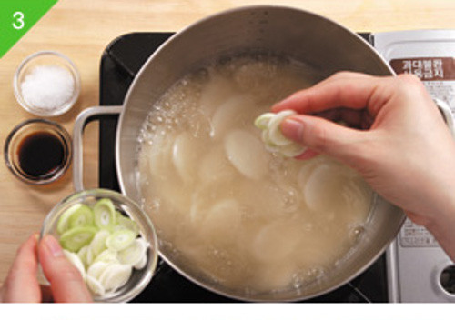 Khi bánh nổi lên trên, cho nước tương và muối, thêm hành baro rồi đun sôi lần nữa. Ảnh: flickr.com