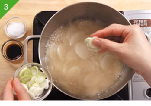 Khi bánh nổi lên trên, cho nước tương và muối, thêm hành baro rồi đun sôi lần nữa. Ảnh: flickr.com