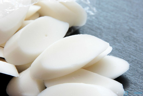 Cho nước hầm thịt vào nồi, nấu sôi với lửa to trong 5 phút. Khi nước sôi, thêm bánh gạo sắt lát vào đun thêm 3 phút nữa. Ảnh: timdeal