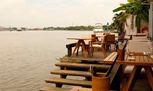 Theo kinh nghiệm thì nên đến nhà hàng vào buổi chiều tối, tầm 17-18h là đẹp nhất, lúc ấy mặt trời đang lặn xuống làm cho khung cảnh thêm phần lãng mạn và thơ mộng. Đây chắc chắn là một lựa chọn hoàn hảo cho những ai yêu thích sự lãng mạn và cầu kì. Ảnh: gocamthuc