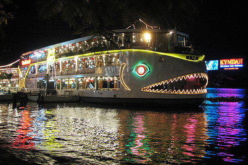 Tàu Sài Gòn, Bến Bạch Đằng, cuối đường Nguyễn Huệ, Quận 1. Đây là địa điểm ăn uống thực sự lãng mạn cho các cặp tình nhân khi được ngồi ăn trên tàu, ngắm cảnh sông Bạch Đằng. Ảnh: foody