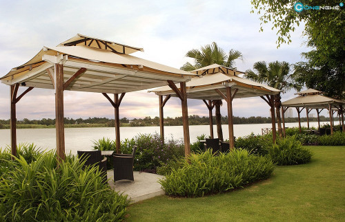 Nhà hàng Ý- Village Romaine, 195 Nguyễn Văn Hưởng, Phường Thảo Điền, Quận 2. Đây là nhà hàng trang nhã hướng ra sông Sài Gòn. Bàn ghế đặt ngoài trời, gần bờ sông nên cặp tình nhân đến đây được thả mình vào những cơn gió mát rượi, ngắm dòng nước lãng đãng trôi. Ảnh: congnghe5giay