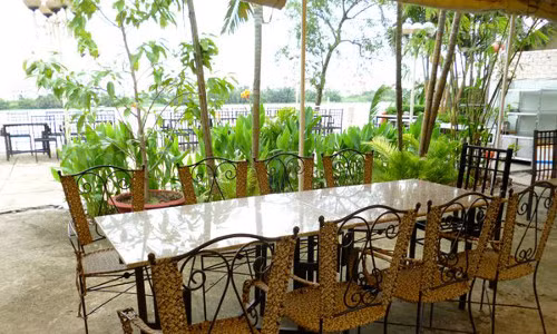 Nhà hàng Sông Trăng, 233A Bình Quới, P. 28, Quận Bình Thạnh. Đây là nhà hàng chuyên phục vụ các món ăn miền Trung. Quán có không gian mát mẻ, gần gũi với thiên nhiên, tạo cảm giác thanh bình. Món ăn đậm chất đồng quê, dân dã. Ảnh: foody