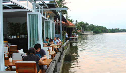 The Deck Sài Gòn, 38 Nguyễn Ư Dĩ – Quận 2, được xem như là “thiên đường” hẹn hò cho những cặp tình nhân. Đây là nhà hàng cao cấp chuyên phục vụ các món Tây. Nhà hàng nằm sát bờ sông, được thiết kế theo kiểu Tây trông rất hiện đại và sang trọng. Ảnh: foody