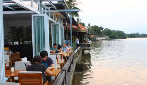 The Deck Sài Gòn, 38 Nguyễn Ư Dĩ – Quận 2, được xem như là “thiên đường” hẹn hò cho những cặp tình nhân. Đây là nhà hàng cao cấp chuyên phục vụ các món Tây. Nhà hàng nằm sát bờ sông, được thiết kế theo kiểu Tây trông rất hiện đại và sang trọng. Ảnh: foody