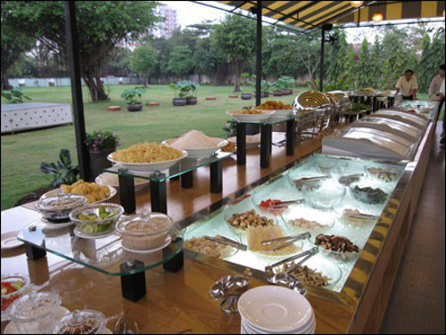 Buffet lẩu - nướng lãng mạn tại Tân Cảng, Khu Du Lịch Tân Cảng (Cạnh Cầu Sài Gòn), A 100 Ung Văn Khiêm, Phường 25, Quận Bình Thạnh. Đây là địa điểm thích hợp cho cặp đôi thích ăn buffet trong không khí mát mẻ trong lành. Đên đây, thực khách còn được nghe nhạc hòa tấu không lời. Nhân viên phục vụ tận tình, thân thiện. Ảnh: odau