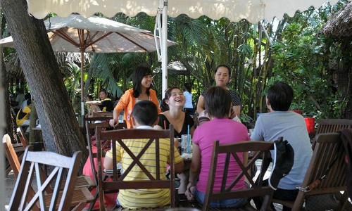 Nằm ngay bên sông Sài Gòn nên vừa ăn thực khách vừa có thể ngắm những khóm lục bình trôi bồng bềnh. Bao quanh nhà hàng là những bụi chuối, bụi tre đậm chất dân dã và bình dị. Thực khách có thể thoải mái lựa chọn món ăn bởi nhà hàng phục vụ nhiều món ăn của cả ba miền. Ảnh: gocamthuc