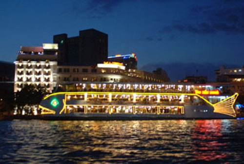 Tàu Nhà hàng cao 3 tầng với 700 chỗ, chuyên phục vụ các món ăn u, Á, Hoa được chế biến công phu, đặc sắc. Buổi tối, tàu chạy dọc bến cảng Sài Gòn để khách ngoạn cảnh. Ảnh: ngoinhaamthuc