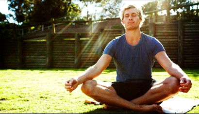 1. Có thể thư giãn sâu và tận hưởng trạng thái nghỉ ngơi yên tĩnh. Với những loại bệnh ung thư tiền sử từ căng thẳng thì yoga là một biện pháp hữu hiệu trong việc điều trị bệnh. Khi tập yoga, cơ thể bắt buộc hoạt động chậm lại, buông hết những căng thẳng ngày thường.