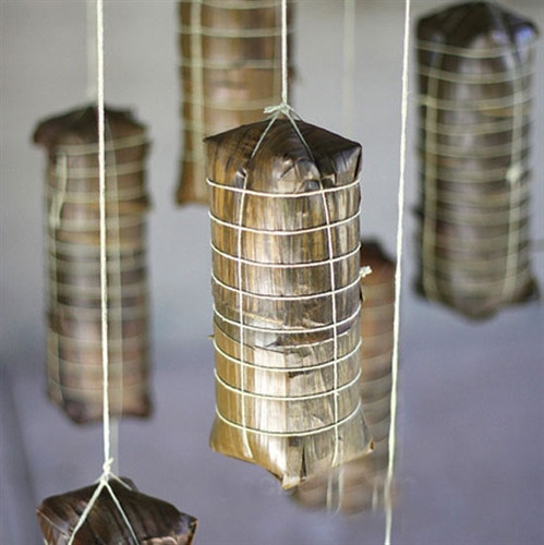 Với bánh tét. Khi bánh tét mới vớt ra lò còn nóng thì chúng ta nên treo bánh nơi thoáng mát, chờ cho bánh nguội, Tránh để bánh trong túi nilong, trong tủ vì như thế bánh sẽ bị hầm hơi và mau hỏng.