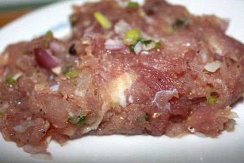 Nguyên liệu chủ yếu làm nên món lạp là thịt nạc băm nhỏ, có thể là thịt bò, thịt gà, vịt, thịt hươu, thịt lợn, thịt trâu… Đôi khi người ta còn làm Lạp bằng thịt hổ với cái tên là hổ lạp. Ảnh: amthuc365