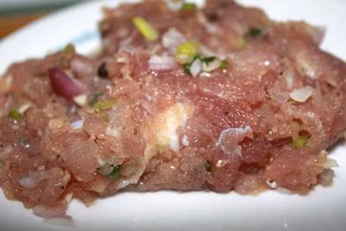 Nguyên liệu chủ yếu làm nên món lạp là thịt nạc băm nhỏ, có thể là thịt bò, thịt gà, vịt, thịt hươu, thịt lợn, thịt trâu… Đôi khi người ta còn làm Lạp bằng thịt hổ với cái tên là hổ lạp. Ảnh: amthuc365