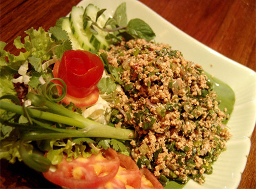 Đĩa nạp sẽ thêm phần hấp dân hơn khi được điểm xuyết bằng vài cọng ngò gai, húng lủi. Ảnh dulichlao