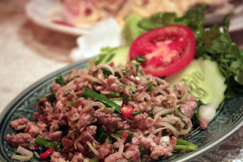 Các bà nội trợ trong gia đình thường chú ý làm món lạp rất công phu, vì nếu món này trong ngày Tết mà không ngon thì họ thường ví năm mới làm ăn có nhiều điềm xui. Ảnh: vemaybayonline