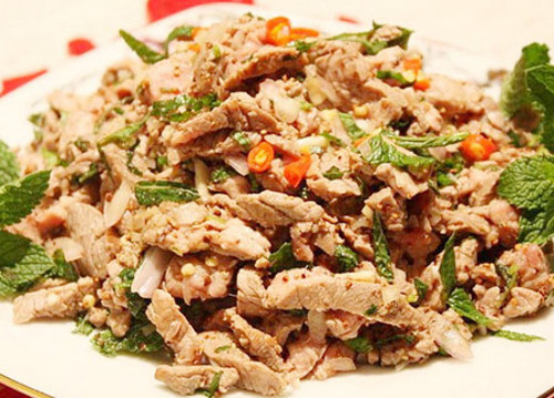 Người dân Lào thường ăn sống món lạp để cảm nhận được đầy đủ nhất hương vị đặc biệt của nó: vị tươi ngon roi rói của thịt tái, vị chua của chanh, cay xè của ớt, các loại gia vị và thảo mộc. Ảnh: saigonduky