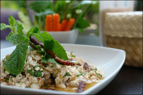 Vào dịp tết truyền thống, mỗi gia đình sẽ nhận được những lời chúc tết kèm với món lạp. Người dân ở đây quan niệm gia đình nào nhận được nhiều lời mời thưởng thức lạp, hay được tặng nhiều lạp vào dịp tết cổ truyền sẽ được may mắn cả năm. Ảnh: mangdulich