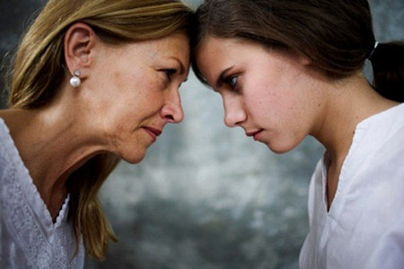 Có tiền sử gia đình mắc ung thư vú. Khoảng 3% ung thư vú là do lỗi gen di truyền. Những người bị ung thư vú thường có một tập hợp các gen đột biến, được gọi là gen BRCA. Những người có xét nghiệm ADN kết quả cho thấy rằng họ có nhiều khả năng phát triển ung thư vú thì nên tiến hành kiểm tra vú thường xuyên ngay từ khi còn trẻ.