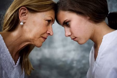 Có tiền sử gia đình mắc ung thư vú. Khoảng 3% ung thư vú là do lỗi gen di truyền. Những người bị ung thư vú thường có một tập hợp các gen đột biến, được gọi là gen BRCA. Những người có xét nghiệm ADN kết quả cho thấy rằng họ có nhiều khả năng phát triển ung thư vú thì nên tiến hành kiểm tra vú thường xuyên ngay từ khi còn trẻ.