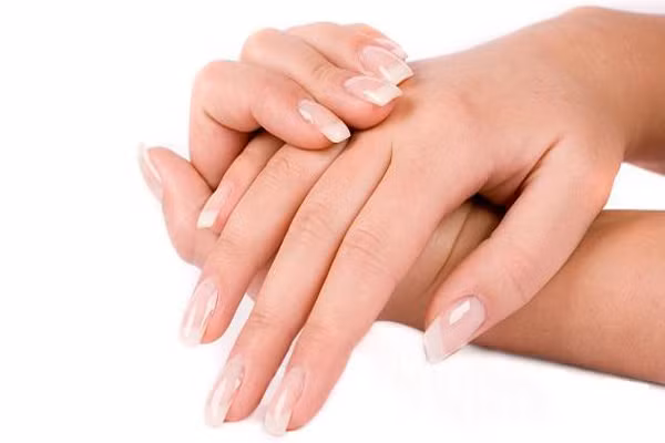 Móng tay cụp vào trong. Móng cụp xuống tức là bạn đang ốm nghiêm trọng có thể do lượng oxy trong máu thấp và có thể do bạn bị bệnh phổi. Móng cụp xuống cũng liên quan với bệnh viêm ruột, bệnh tim mạch, bệnh gan hoặc những người hay hút thuốc.