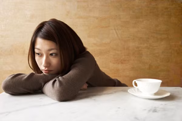 1. Trầm cảm. Thụ thể vitamin D có mặt trong nhiều khu vực của não và nó tham gia vào quá trình hoạt động của não. Nếu thiếu hụt vitamin D có nghĩa hoạt động não chậm lại dẫn đến trầm cảm.