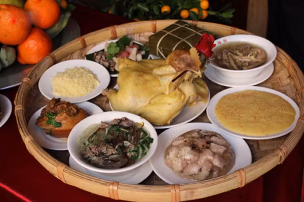 Bốn đĩa gồm: đĩa thịt gà, đĩa thịt lợn, đĩa giò lụa, đĩa chả quế. Rồi có thể thêm thịt đông, dưa hành, nộm thập cẩm. Món tráng miệng đặc trưng miền Bắc thì có các loại mứt, ô mai hoặc món chè kho thơm mùi gừng, đỗ.