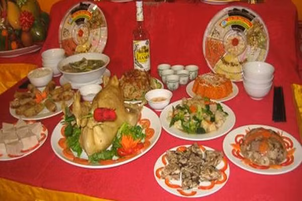 Các món nguội như gỏi ngó sen, tai heo ngâm dấm, tôm khô-củ kiệu, giò heo nhồi, lạp xưởng tươi,phá lấu,nem, chả luôn phải có. Món tráng miệng của miền Nam cũng rất đặc sắc với các loại mứt trái cây như: mứt dừa, mứt me, mứt khoai, mứt ổi, mứt mãng cầu, …