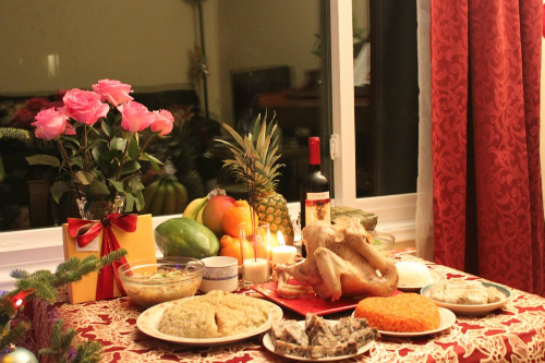 Mâm cỗ miền Trung. Với người dân miền Trung khi Tết về trên mâm cỗ Tết không thể thiếu bánh tét, nem chua, thịt giấm, riêng người Huế thì mâm cỗ phải có đĩa giò lụa, đĩa thịt đông, đĩa gà bóp rau răm, đĩa chả Huế, đĩa thịt lợn luộc. Hoặc người dân nơi đây sẽ dâng lên bàn thờ tổ tiên đặc sản riêng của mỗi vùng.