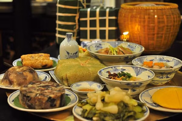 Ở nhiều nơi miền Trung, người dân còn làm cả các món cuốn diếp gỏi ngó sen, gỏi bao tử, bánh răng bừa hay các món đặc biệt xà lách gân bò, chả tôm, nem lụi… để đặt lên gian thờ.