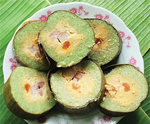 Miền Nam. So với miền Bắc, mâm cỗ miền Nam có nhiều đồ nguội hơn do tính chất thời tiết nơi đây nắng nóng. Mâm cỗ miền Nam thay bánh chưng bằng bánh tét, dưa hành thay bằng củ kiệu. Bát canh nấu măng khô sẽ được thay bằng măng tươi, canh mọc được thay bằng bát canh khổ qua nhồi thịt.