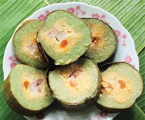 Miền Nam. So với miền Bắc, mâm cỗ miền Nam có nhiều đồ nguội hơn do tính chất thời tiết nơi đây nắng nóng. Mâm cỗ miền Nam thay bánh chưng bằng bánh tét, dưa hành thay bằng củ kiệu. Bát canh nấu măng khô sẽ được thay bằng măng tươi, canh mọc được thay bằng bát canh khổ qua nhồi thịt.