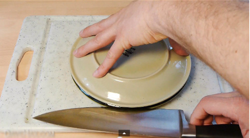 Nếu mua gà ngoài chợ, nên cắt dây trói chân, thả vào chuồng hoặc vào lồng 2-3 giờ để gà đi lại cho máu không tụ ở chân, sau đó mới cắt tiết. Chuẩn bị một con dao sắc để cắt tiết gà, một đĩa nhỏ để đựng tiết gà, một nồi nước sôi để vặt lông, muối và một chậu nước sạch để rửa gà. Ảnh: babaaoque