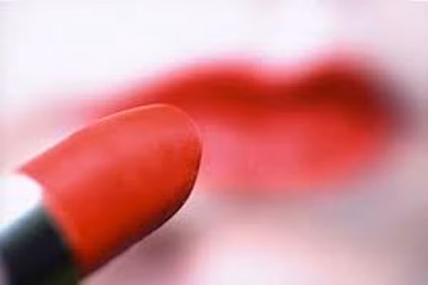 Một số người cũng lo sợ, chì trong son môi có thể dẫn đến ung thư, nhưng theo nghiên cứu, liên kết này rất yếu. Tuy vậy, nếu bạn không muốn hoàn toàn mang lại nguy hại cho sức khỏe dù là phần trăm nhỏ nhất, bạn có thể tìm kiếm loại son môi không chì.