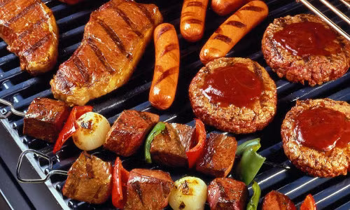 Đồ nướng là một sự lựa chọn thích hợp cho các cặp đôi trong ngày Valentine. Món nướng vô cùng đa dạng nên có thể thoải mái lựa chọn như sườn sụn nướng, nướng thập cẩm, thịt ba chỉ nướng, thịt bò nướng…Khi ăn đồ nướng cặp đôi sẽ có cơ hội thể hiện tình cảm. Ảnh: nguoiduatin