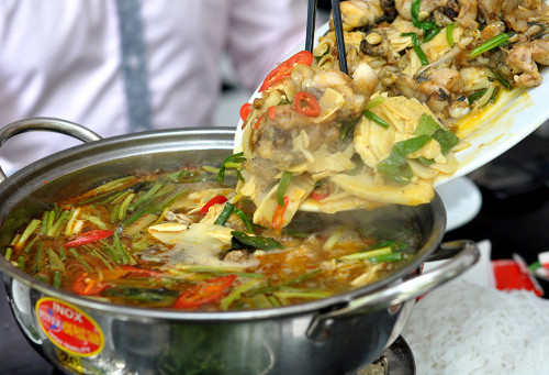 Lẩu rất phong phú và đa dạng, với đủ các loại từ lợn, bò, gà tới cua, ốc, ếch, thập cẩm...Một set lẩu nho nhỏ kèm với nước ngọt cho cặp đôi giá dao động từ 150.000 tới 250.000 đồng. Ảnh: zing