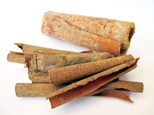 Trong cây quế chứa một số hợp chất giúp insulin hoạt động hiệu quả, nâng cao khả năng vận chuyển glucose tới những tế bào đang "đói đường". Ngoài ra quế còn có thể giúp các tế bào chất béo nhận dạng và phản ứng tốt với insulin.