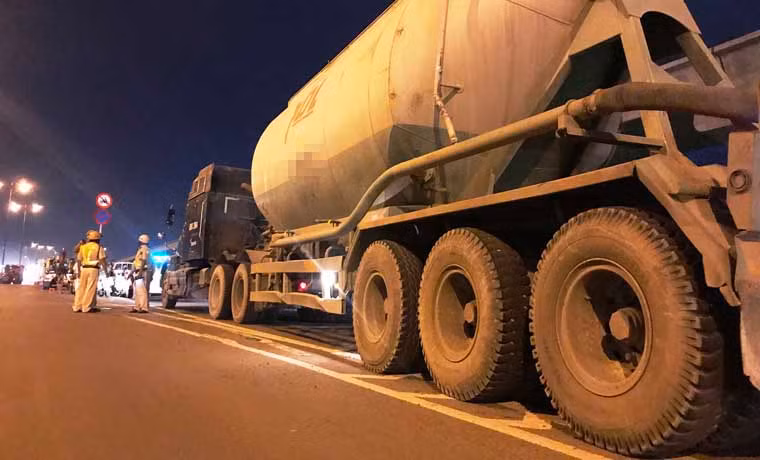 Chỉ chưa đầy 1 tiếng đồng hồ, tổ công tác đã phát hiện hàng loạt trường hợp người điều khiển ô tô trong tình trạng say xỉn, trong đó có cả người vi phạm là người nước ngoài.