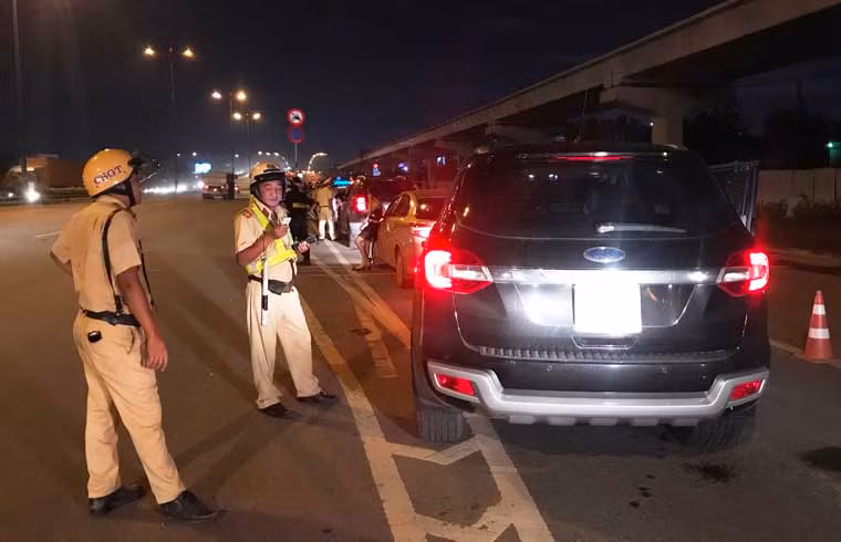 Uong vai ly bia sinh nhat con, tai xe “mat” hang chuc trieu dong