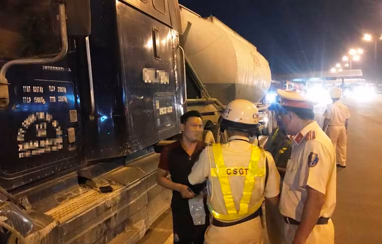 Nguy hiểm nhất là các trường hợp tài xế lái xe đầu kéo container, xe bồn chở đầy ximăng, xe chuyên dụng chở dàn ống bơm hút bêtông công trình…mỗi xe nặng hàng chục tấn nhưng tất cả các tài xế này khi bị kiểm tra qua máy đo nồng độ cồn đều ra kết quả cao ngất ngưỡng, vượt gấp nhiều lần mức cho phép. 