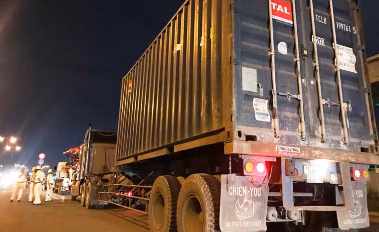 Hàng loạt tài xế lái xe tải, xe bồn, container...có nồng độ cồn trong cơ thể cao ngất ngưỡng.