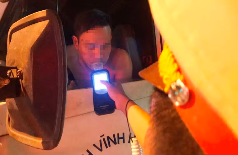 Nhiều tài xế lái xe tải, xe bồn, container và ô tô...khi lưu thông qua khu vực trạm thu phí XLHN được tổ công tác tiến kiểm tra nồng độ cồn bằng phương pháp rất nhanh (đo nồng độ cồn quốc tế).