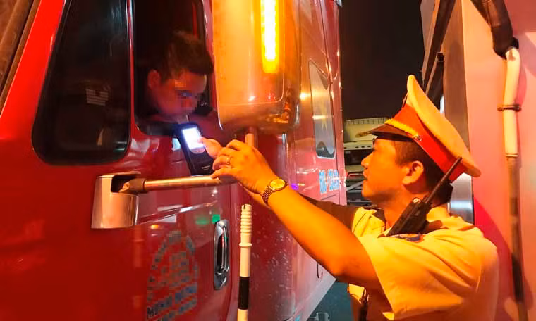 Tổ công tác tiến hành đo nồng độ cồn đối với phương tiện lưu thông trên xa lộ Hà Nội, cửa ngõ huyết mạch từ các tỉnh miền Trung, phía Bắc vào trung tâm TP HCM (thuộc địa bàn phường Trường Thọ, quận Thủ Đức).