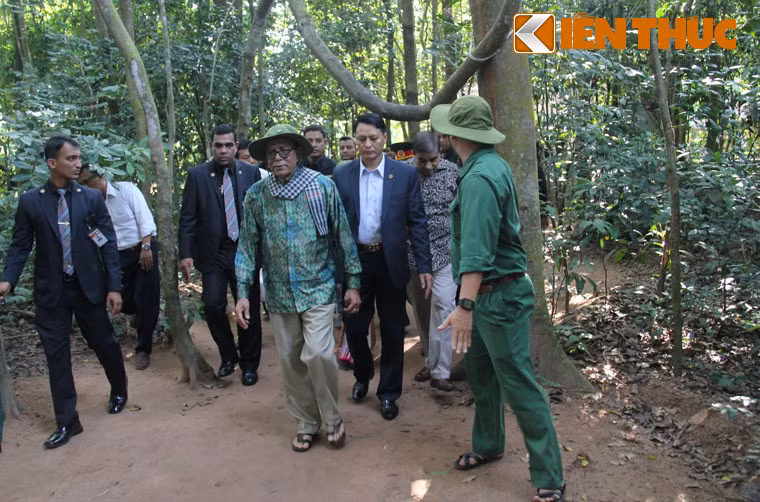 Đoàn của Tổng thống MD. Abdul Hamid đã nghe giới thiệu về lịch sử hình thành khu di tích gắn liền với cuộc đấu tranh anh dũng của quân và dân Việt Nam trong cuộc chiến giành độc lập tự do cho Tổ quốc.