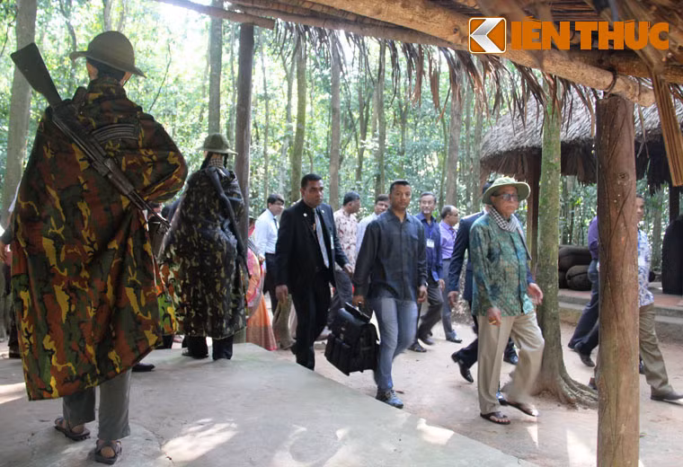 Hơn một giờ đồng hồ được tham quan khắp khu di tích địa đạo Củ Chi nhưng Tổng thống không hề tỏ ra mệt mỏi mà trái lại còn vô cùng hào hứng; dừng lại khá lâu ở những vị trí trong khu di tích mà Ngài tỏ ra quan tâm.