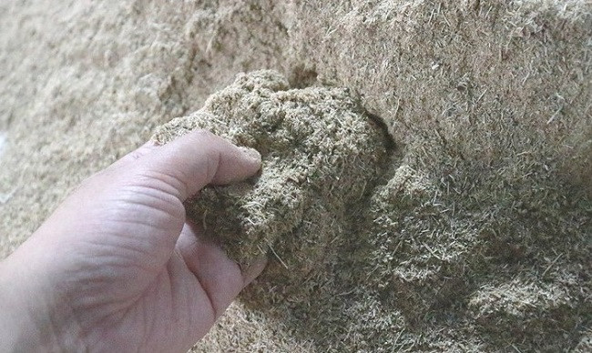 Bột hương được làm từ gốc cây rễ hương pha trộn với trầm hương, thảo quả, quế chi, hoa hồi, bã mía. Để có được những búp hương mang mùi thơm đặc biệt của vùng núi miền tây xứ nghệ, những người làm hương phải cầu kỳ từng công đoạn, từ chuẩn bị nguyên liệu làm bột hương, chân hương, đến công đoạn quấn hương để tạo thành cây hương hoàn thiện. Chân hương được làm từ cây nứa trong rừng, phải chọn những màm nứa mới ra lá như đuôi én, không được non quá cũng không được già quá. Sau khi lấy về sẽ ngâm nước khoảng 2 tháng rồi phơi khô và chẻ nhỏ để tạo thành chân hương.