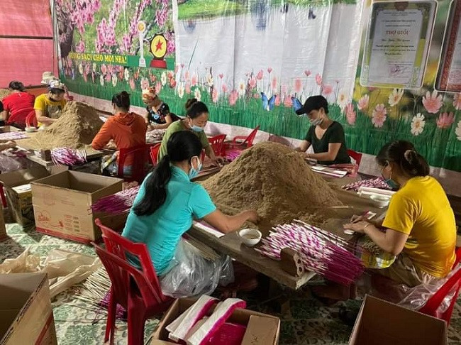 Những ngày này, từ người trẻ đến các cụ già trong làng đều tất bật với nghề. Người thợ dùng bàn gỗ nhỏ để se khối nguyên liệu thành những cây hương nhỏ. Thợ làm hương trầm trải dải giấy bản dài 50cm hoặc 1m lên bàn, đặt chân hương vào giữa rồi rải bột hương lên mới cuốn. Tuy được se thủ công, nhưng những cây hương rất đều, tròn trịa, dẻo dai. Để cây hương khi thắp sẽ cháy đến tận chân, người làm phải rất kỹ lưỡng để hương không bị cháy nửa chừng, tàn hương uốn cong đẹp mắt.